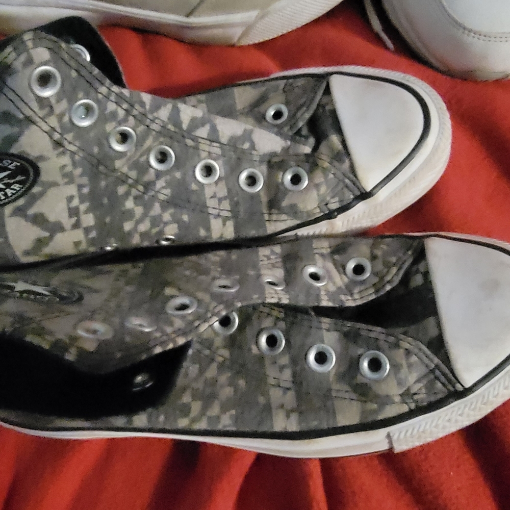 Girl's Converse size 6